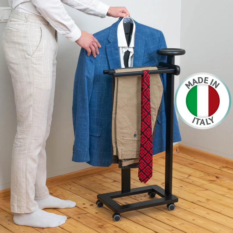 Tatkraft Baron – Herrendiener, Made in Italy, mit einem Kleiderbügel, drei Hosenhaltern, Ablage und Rollen, aus Buchenholz, Schwarz