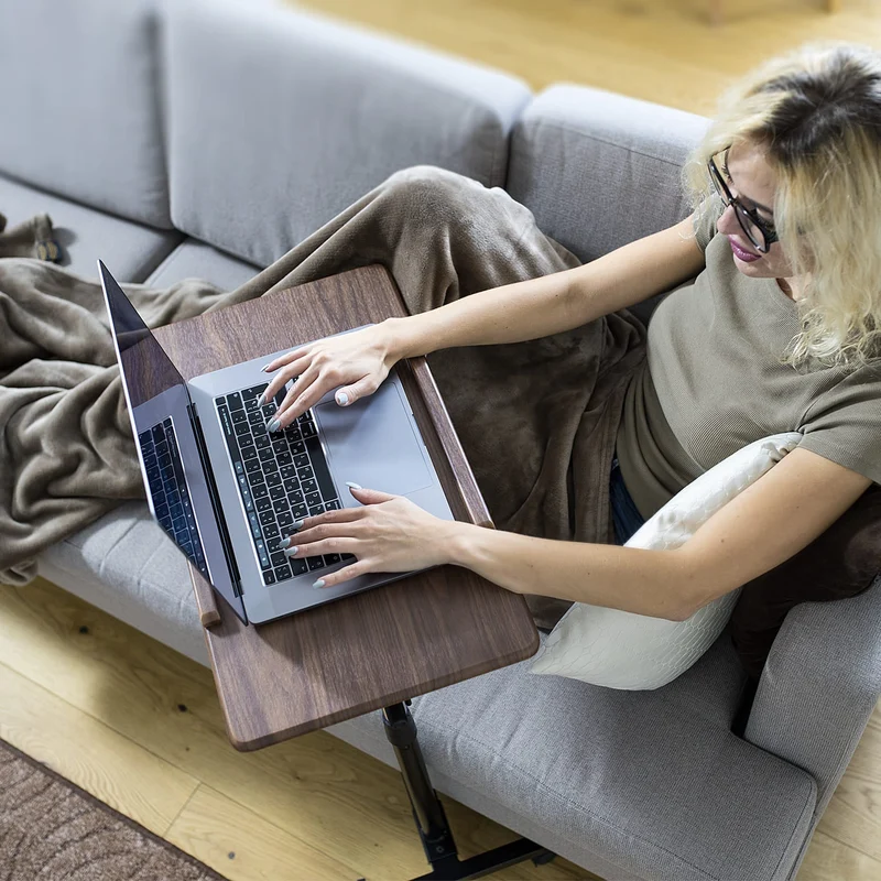 Tatkraft Gain – Laptoptisch Höhenverstellbar, Laptoptisch fürs Sofa, Bett, neigbare Tischplatte, mit Rollen, verchromter Stahl, MDF, Walnussoptik