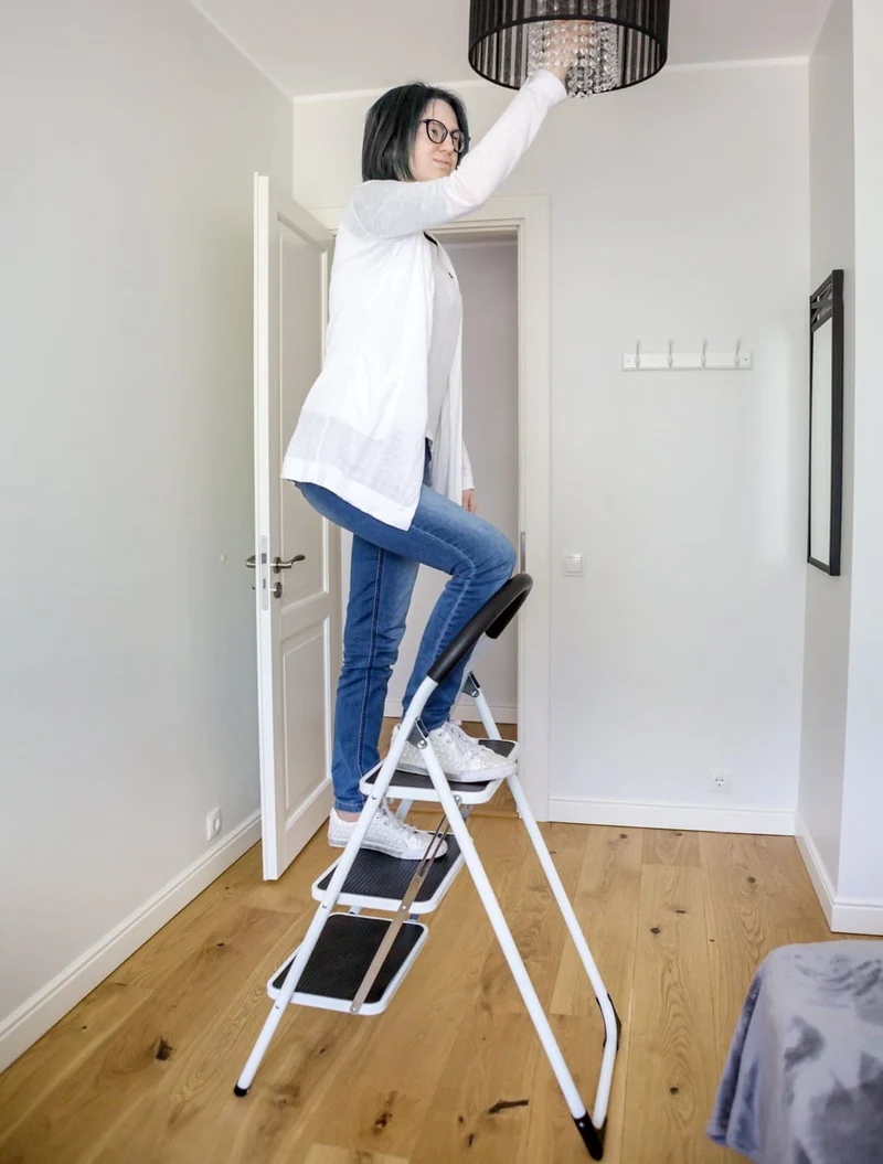 WonderWorker Bold - Stabile Sicherheitsleiter Bis 150 KG, Leiter mit Extra Breite Anti-Rutsch Stufen, Klappleiter 3 Stufen, Klappbar Stufenleiter