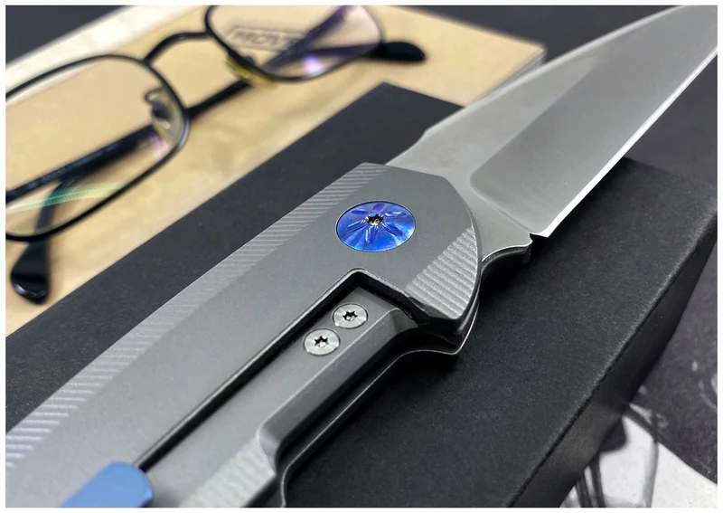 Maserin SOLAR – Gentleman-Klappmesser mit D2-Klinge, Titangriff, Flipper, Kugellager und Frame-Lock, Made in Italy