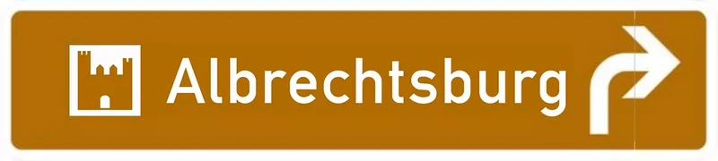 Verkehrszeichen VZ386.1-21 Touristischer Hinweis als Wegweiser – Vorwegweiser rechtsweisend, veränderte Zeichenhöhe