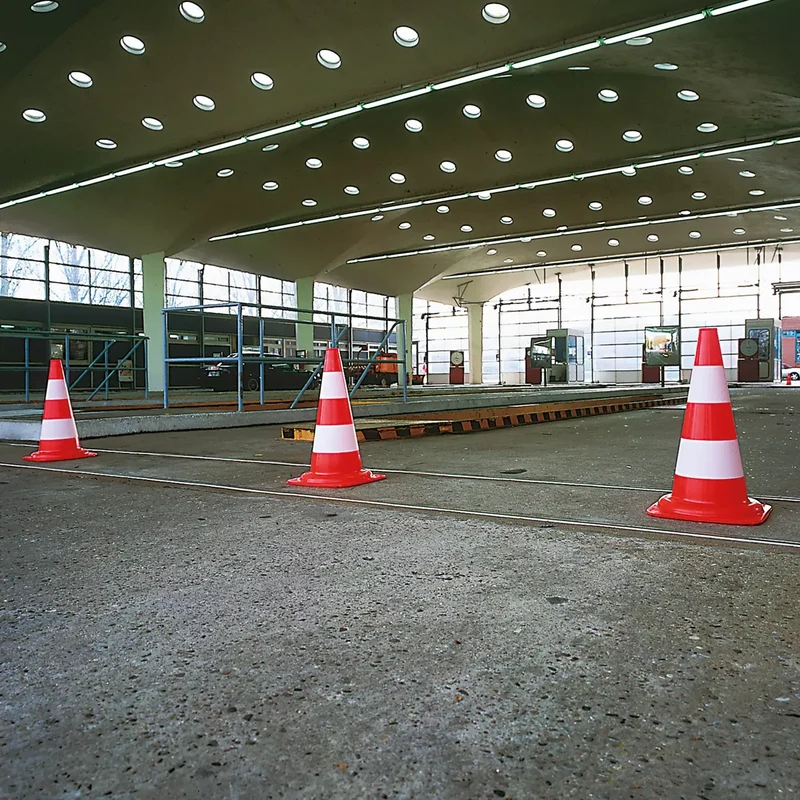 Leitkegel aus PVC, tagesleuchtend, grellrot-weiß