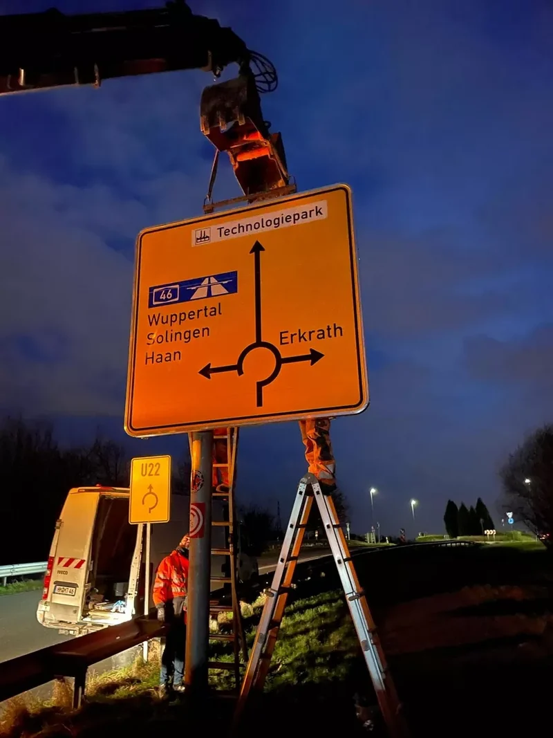 Montage/Demontage von Verkehrszeichen und Schildern