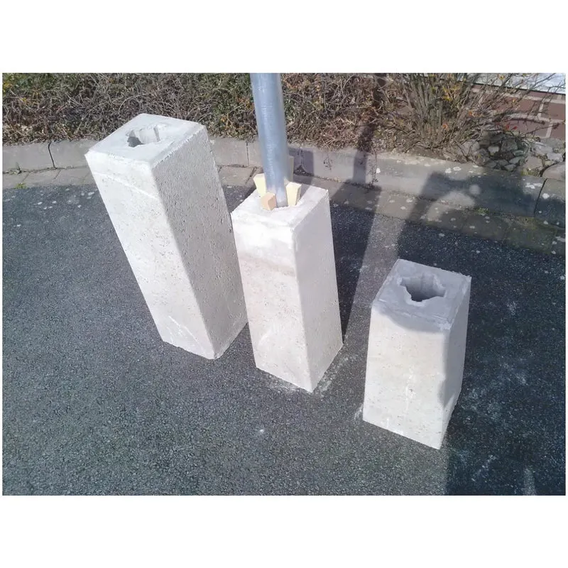 Fertigfundament / Betonsockelstein mit Holzverkeilung, für Verkehrszeichen