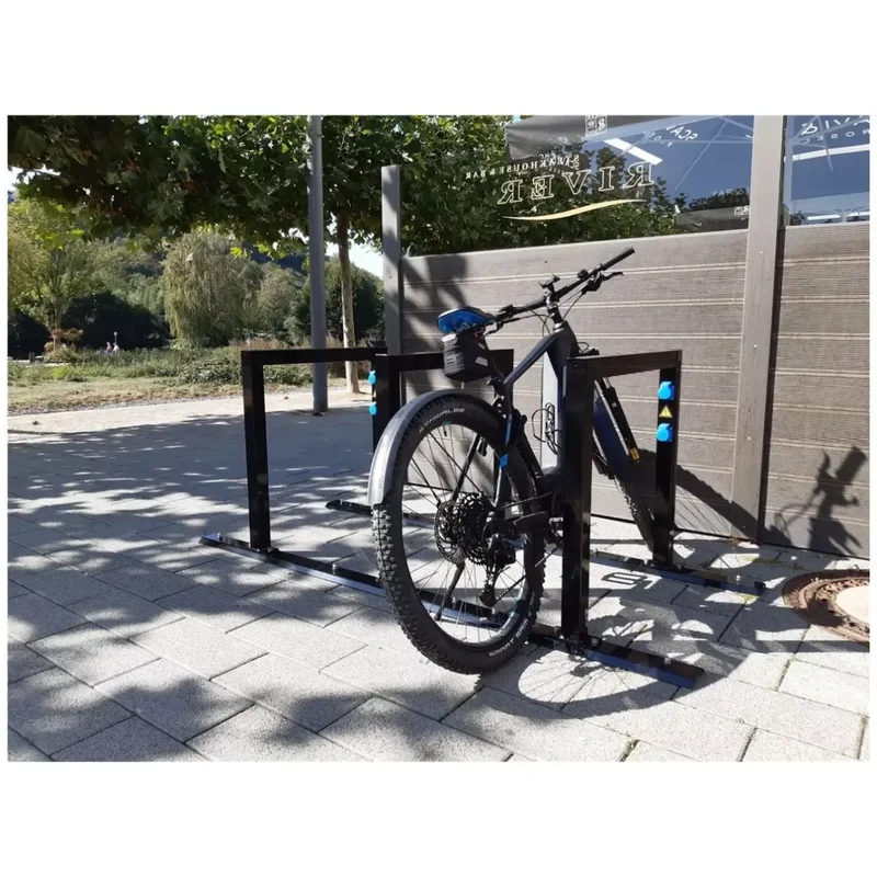 E-Bike Anlehnbügel -ladestation mit verschließbarer Ladebox und Steckdose