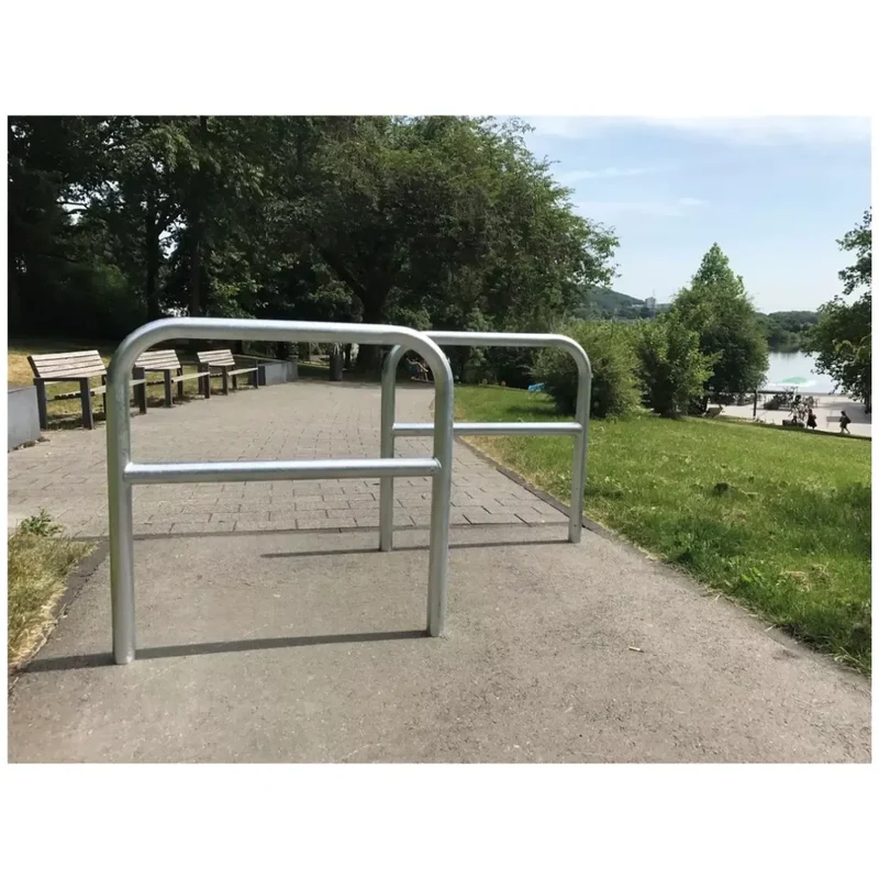 Rundbügel aus Stahlrohr Ø 60x2,5 mm mit Querholm für Dübelbefestigung