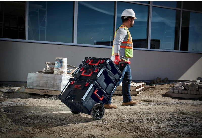 MILWAUKEE PACKOUT™ Trolleykoffer – 113 kg Nutzlast, IP65, 650 x 561 x 472 mm