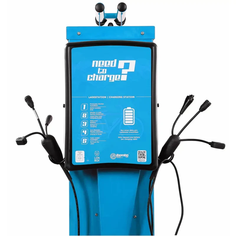 Fahrrad-Reparaturstation mit Kabelset B, pulverbeschichteter verzinkter Stahl in RAL 5015 (blau), metallverstärkter Schlauch und Pumpenkopf