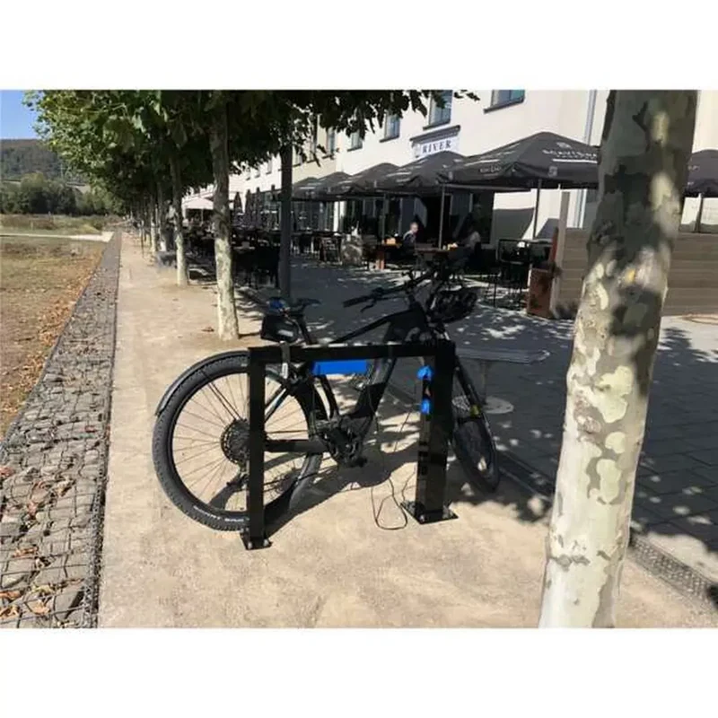 E-Bike Anlehnbügel -ladestation mit verschließbarer Ladebox und Steckdose, schwarz, Br.800xH.800 mm, zum Aufdübeln