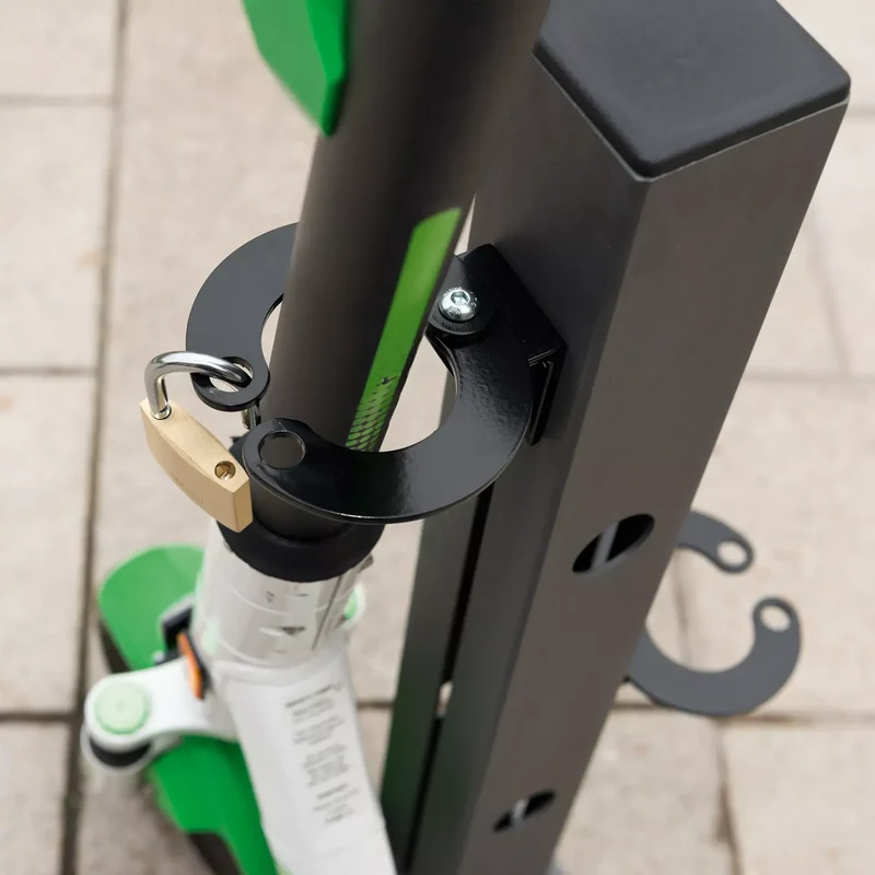 Scooter-Parker mit 2 Einstellplätzen aus Stahl 80 x 80 mm, in DB 703 mit 2 höhenverstellbaren Halteschellen
